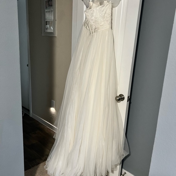 Wedding dress - Picture 4 of 6